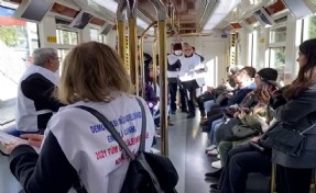 İzmir'de emekliler maaş zamlarını protesto etti: '31 Mart'ta hesabını sorun'