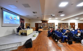 İzmir’de Cumhuriyet demokrasi ve siyaset konuşuldu