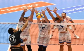 Arkas Spor evinde Bursa Büyükşehir Belediyespor'a mağlup oldu