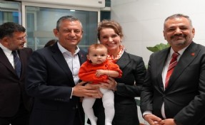 CHP Lideri Özel İzmir'de: Havaalanında karşılandı