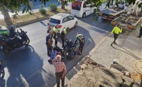 Ceza yazılan motosiklet sürücüsü polis motosikletini devirdi, o anlar kamerada
