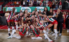 Karşıyaka voleybolda tam gaz zirvede