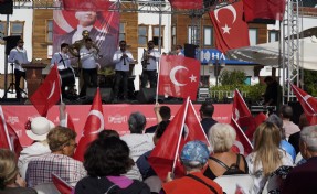 Menderes’te 7’den 70’e Cumhuriyet sevinci