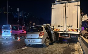 İzmir'de feci kaza! Hatalı sollama yüzünden duran kamyonete çarptı
