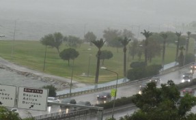 İzmir'de sağanak etkili oldu