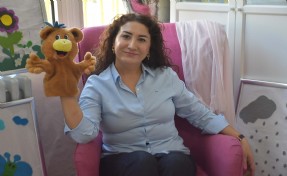 Pembe koltukta anlattığı masallarla öğrencilerin kaygılarını aşmasına destek oluyor