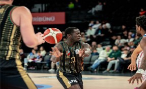 Anadolu Efes nefes kesen maçta Karşıyaka'yı mağlup etti