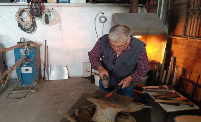 Ocak başında 60 yıldır demir dövüyor