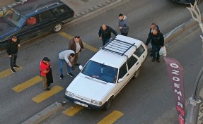 Refüjde kalan otomobili 10 kişi kaldırarak kurtardı