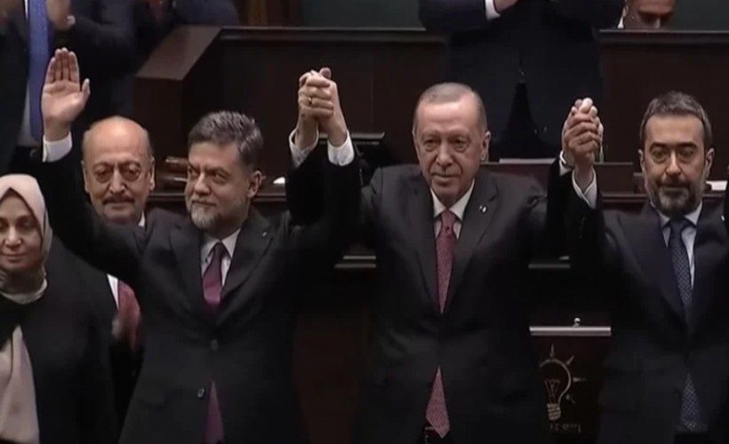 Yamalı AK Parti sıralarında: Rozetini Erdoğan taktı