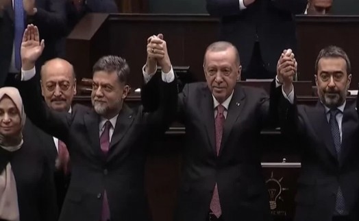 Yamalı AK Parti sıralarında: Rozetini Erdoğan taktı