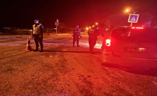 Çeşme’de polis ve jandarma ekiplerince sıkı denetim