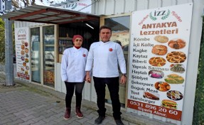 Depremzede aile Çeşme'de poğaça-börek satarak hayata tutundu