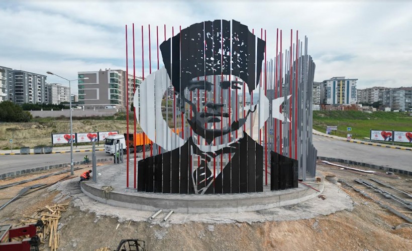 Türkiye'de ilk kez Menemen'de; 4 boyutlu Atatürk Anıtı
