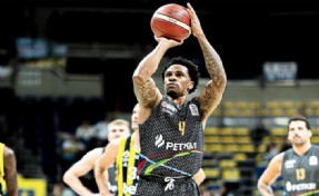 Petkimsporlu Efianayi, attığı sayılarla zirveye oynuyor
