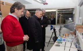 Vali Elban’a uzaydaki deney sunumu