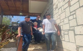 101 yaşındaki seçmen, tekerlekli sandalye ile gelip oyunu kullandı