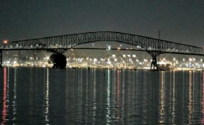 ABD'de kargo gemisi köprüyü yıktı: Araçlar suya düştü
