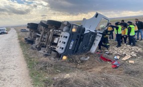 Beton mikseri devrildi, sürücü öldü
