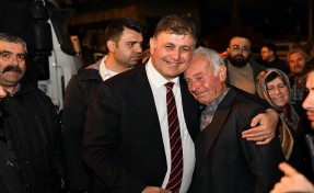 Burs verdiği öğrencilerden Cemil Tugay'ı duygulandıran sürpriz