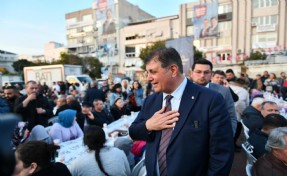 Cemil Tugay Aliağa'da yurttaşlarla iftar yaptı