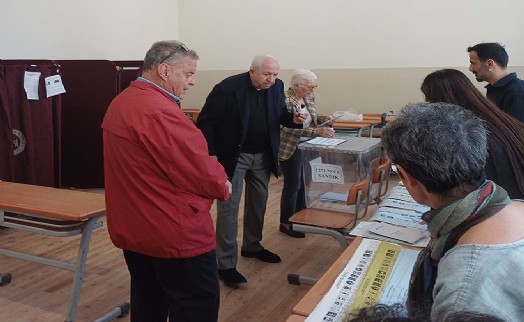 İzmir'de seçmen sandık başına gitti