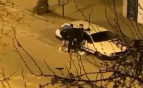 İzmir'de, tartıştığı kadına tekme ve yumruk attı