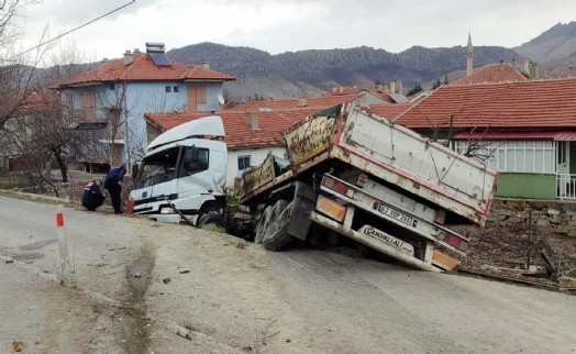 TIR ile traktör çarpıştı: 2 yaralı