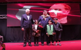 Türkmen ve Tugay'a Kemalpaşa'da yoğun ilgi: Bu büyük ailenin ferdiyim!