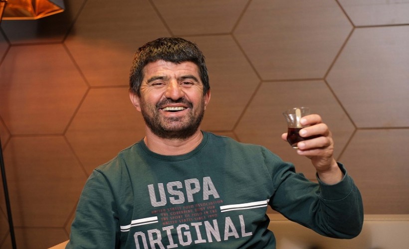 Yıllar sonra ilk kez kendi başına çay içebildi