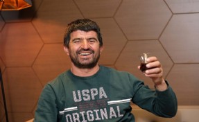 Yıllar sonra ilk kez kendi başına çay içebildi