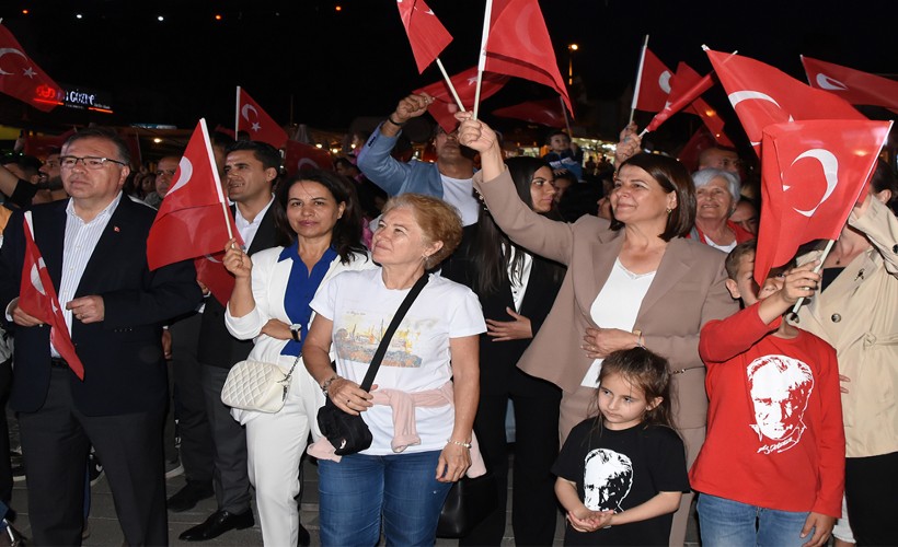 23 Nisan coşkusu Foça'da fener alayı ve bando konseri ile taçlandı