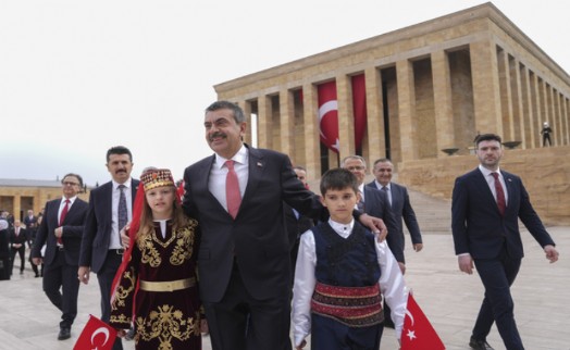 Anıtkabir'e ilk ziyaret Milli Eğitim Bakanı Tekin ve çocuklardan