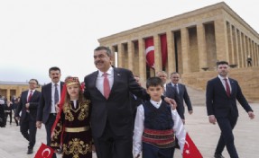 Anıtkabir'e ilk ziyaret Milli Eğitim Bakanı Tekin ve çocuklardan