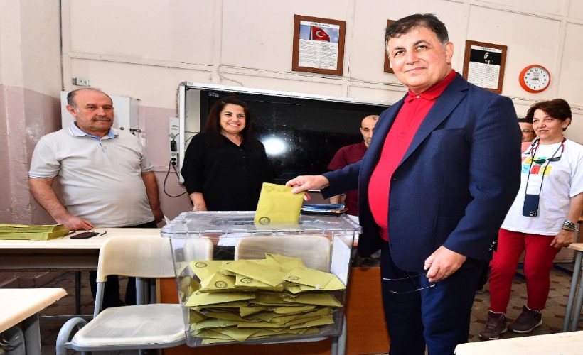 Başkan Cemil Tugay İzmir Tabip Odası seçimlerinde oyunu kullandı