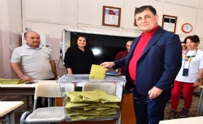 Başkan Cemil Tugay İzmir Tabip Odası seçimlerinde oyunu kullandı