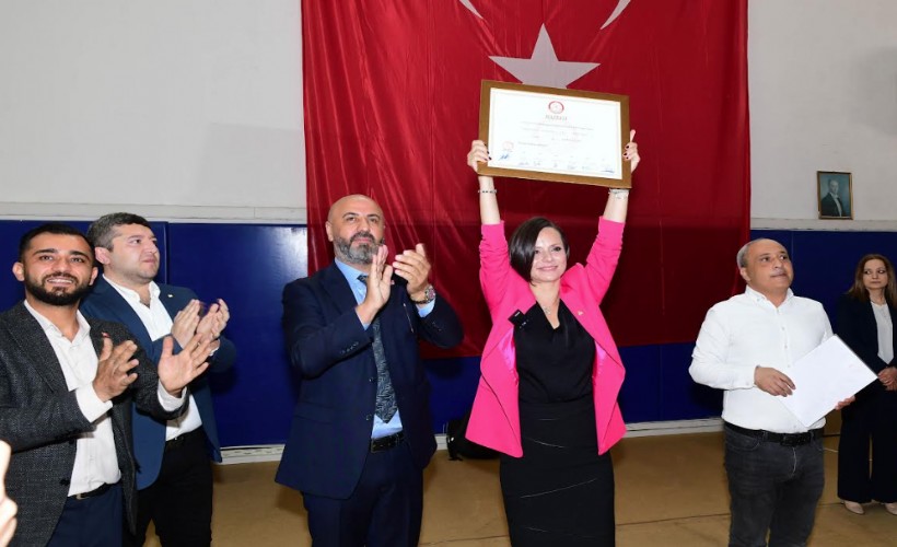 Başkan Kınay mazbatasını aldı
