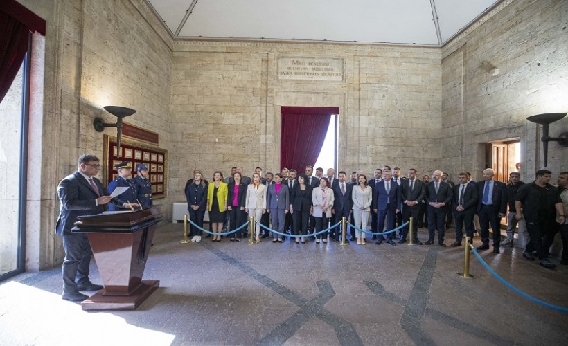 Başkan Tugay ve İzmir'in ilçe belediye başkanları Anıtkabir'i ziyaret etti