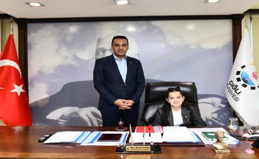 Başkan Yıldız, koltuğunu 10 yaşındaki Deren'e bıraktı