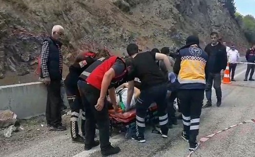 Bolu'da 2 minibüs kafa kafaya çarpıştı: 11'i öğrenci 15 yaralı