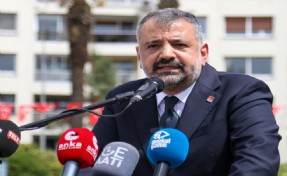 CHP'den alternatif 23 Nisan töreni: Aslanoğlu'ndan Vali Elban'a teşekkür AK Partili bürokratlara tepki