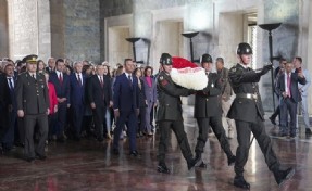 CHP heyeti Anıtkabir'de