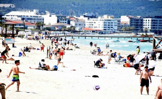 Çeşme'de sahiller bayramın ikinci gününde de doldu