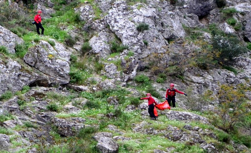 Dağlık alanda çürümüş erkek cesedi bulundu
