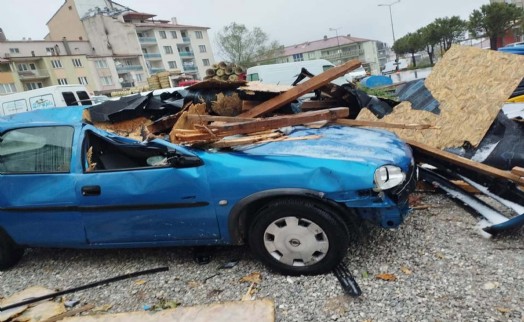 Denizli'de kuvvetli rüzgar çatı uçurdu, otomobiller zarar gördü