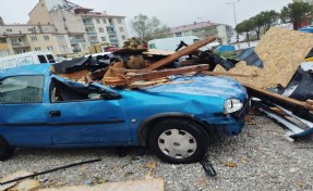 Denizli'de kuvvetli rüzgar çatı uçurdu, otomobiller zarar gördü