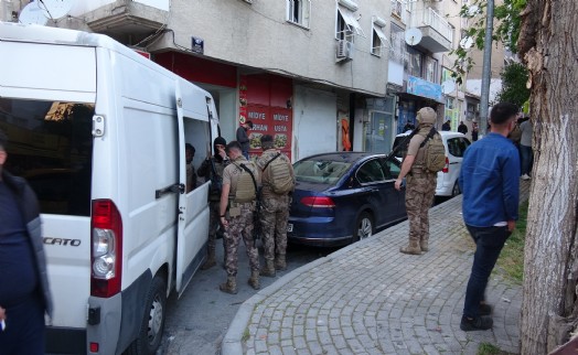 Eşini ve iki çocuğunu rehin alan firari hükümlü polisin müdahalesiyle yakalandı