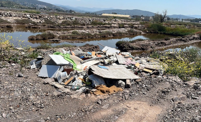 Flamingolara ev sahipliği yapan Tuzla Sulak Alanı'nda moloz yığınları