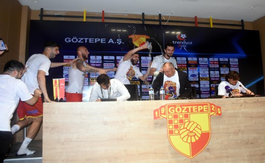 Göztepe'de Stanimir Stoilov'a ıslak kutlama