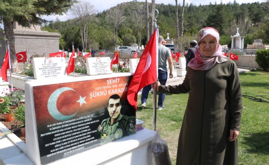 Hava Şehitliği'nde hüzünlü bayram: 'İnşallah ben de şehit olurum' demiş